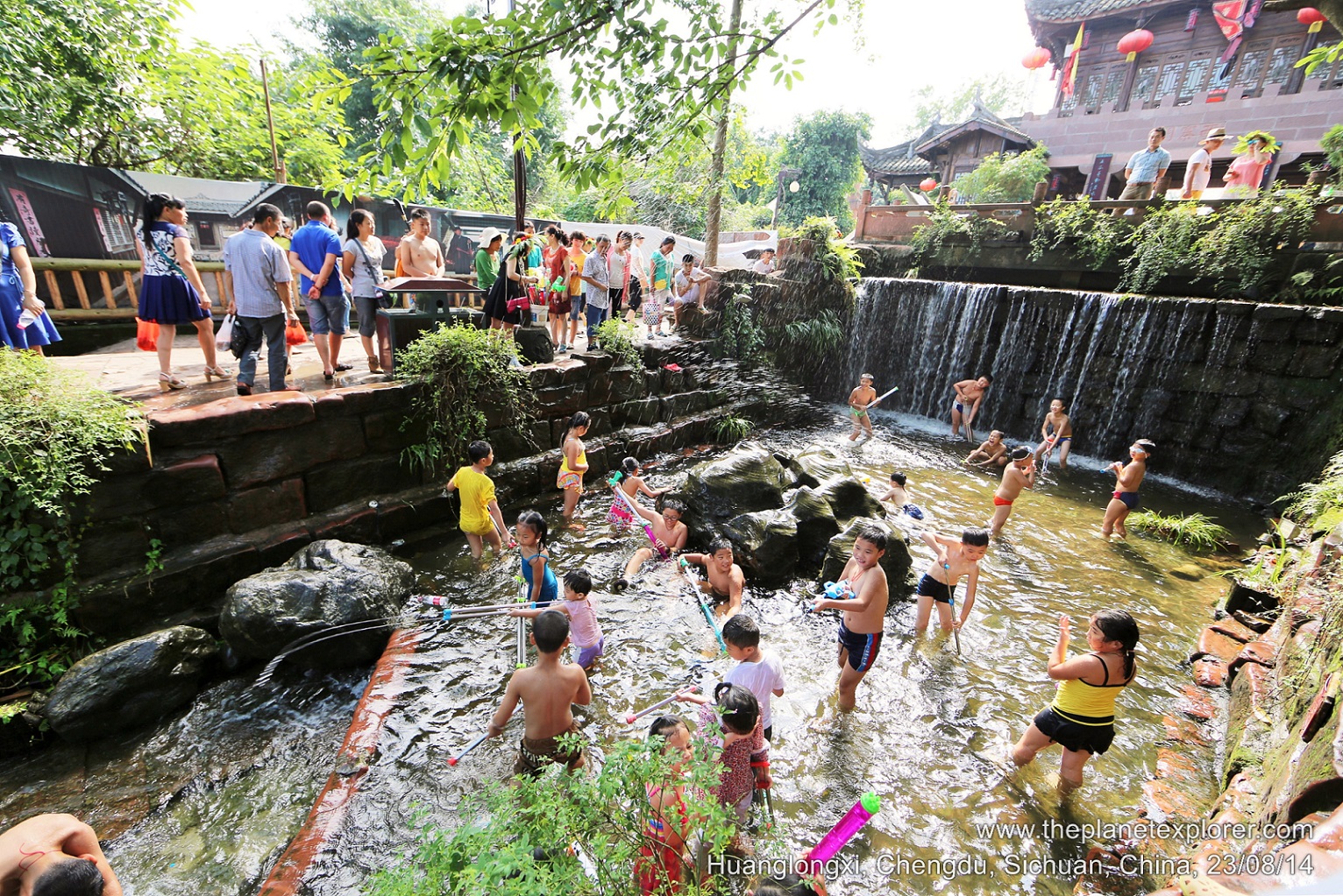 2014-08-23_1548_china_sichuan_chengdu_huanglongxi_stream_lr_nw