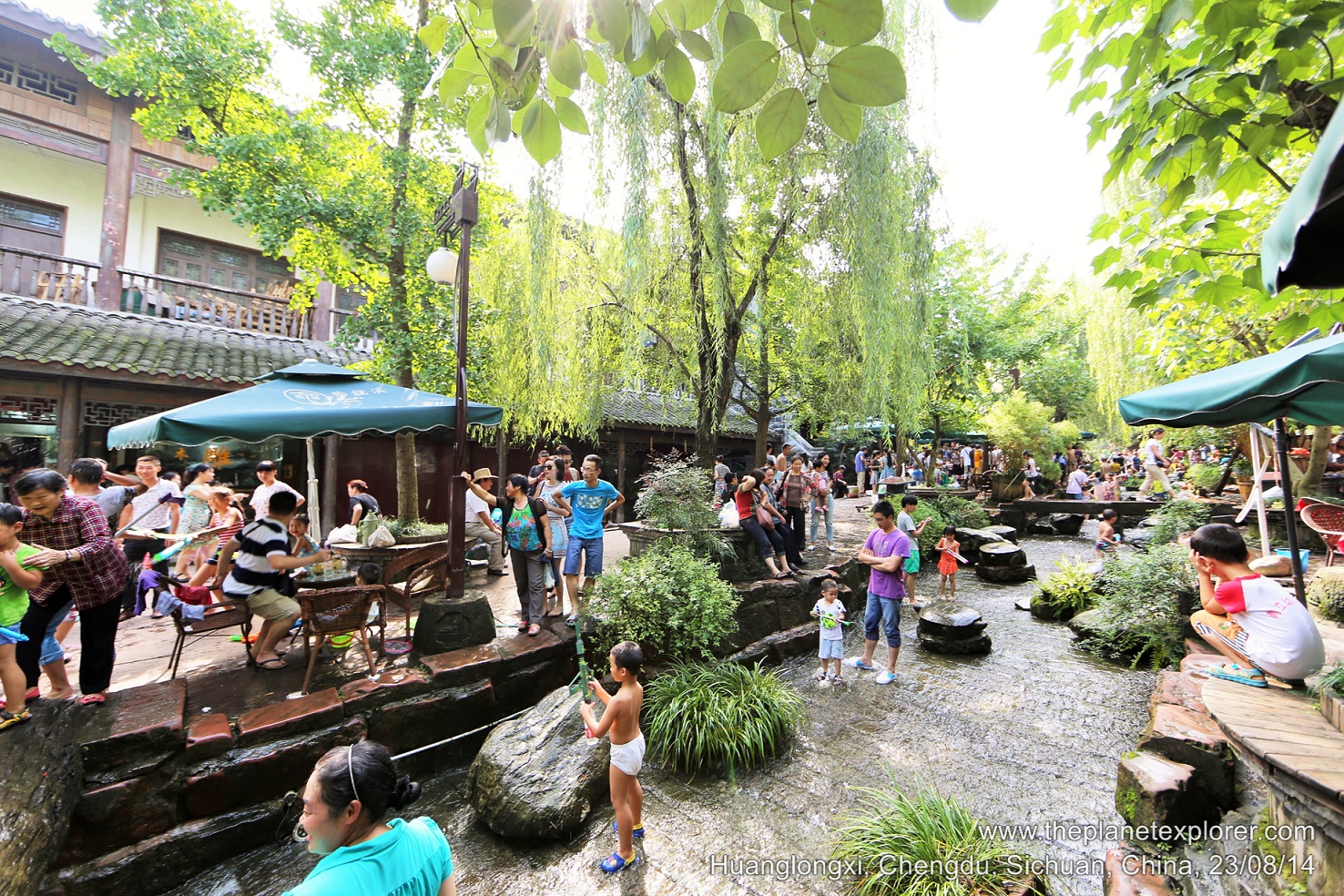 2014-08-23_1552_china_sichuan_chengdu_huanglongxi_stream_lr_nw