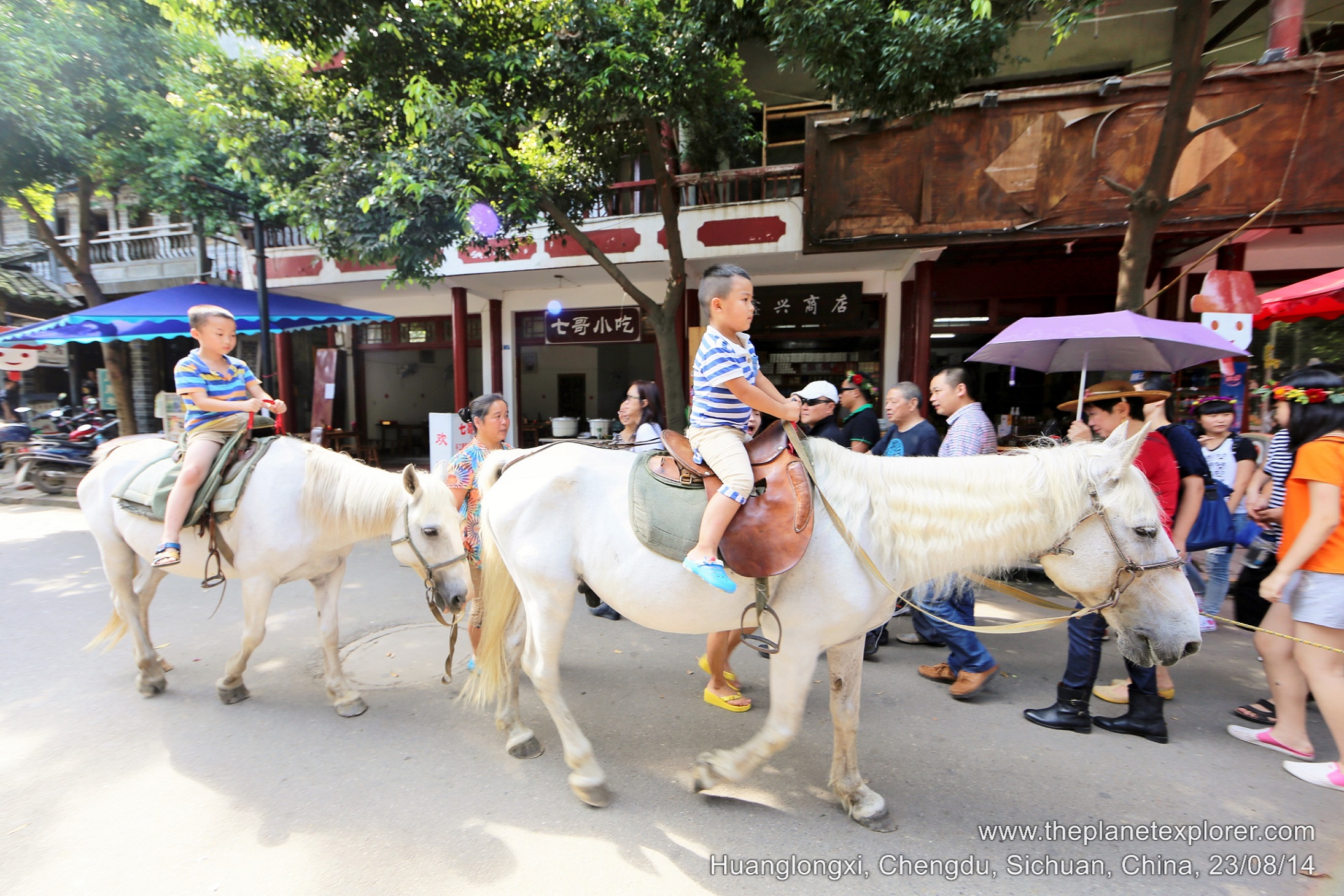 2014-08-23_1600_china_sichuan_chengdu_huanglongxi_horse-riding_lr_nw