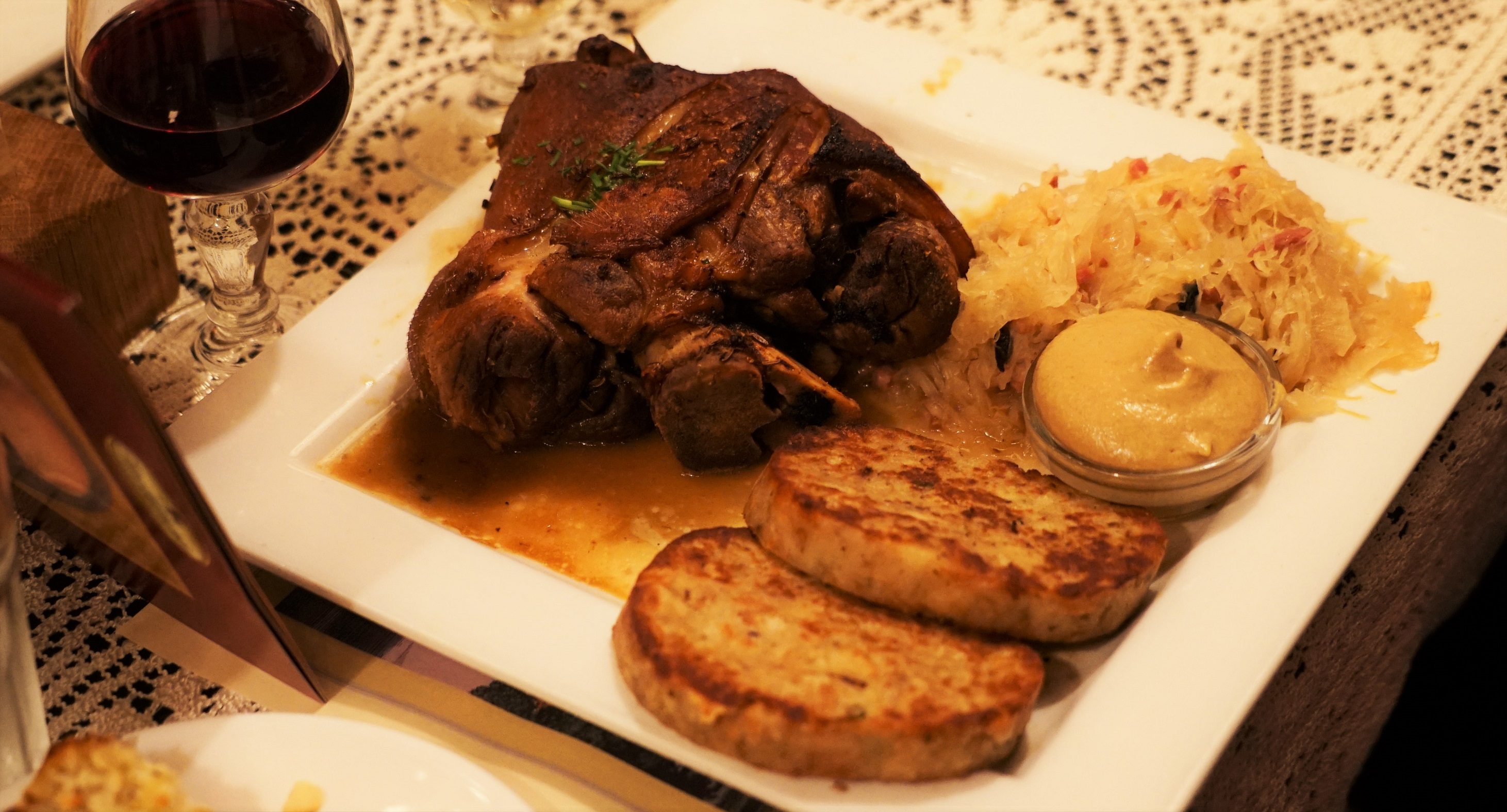 2015-11-11_1902_Austria_Vienna_Marchfelderhof_Pork Knuckle_DSC09918_@_Web