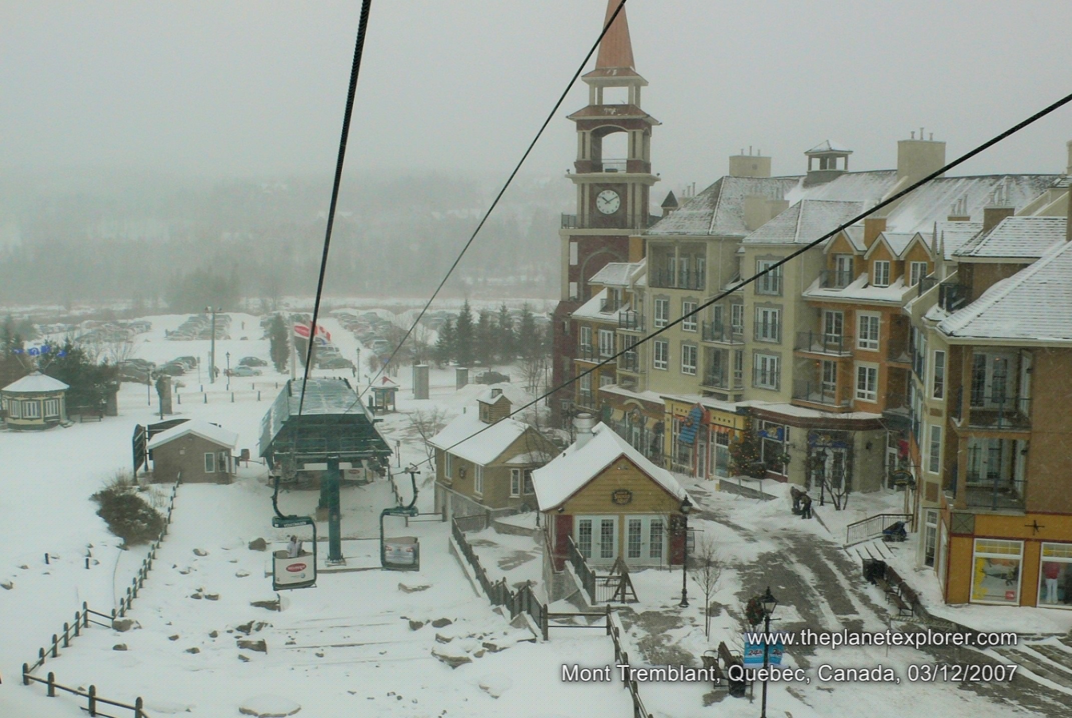 2007-12-03_0706_canada_quebec_mont-tremblant_ski-cable-car_lr_nw