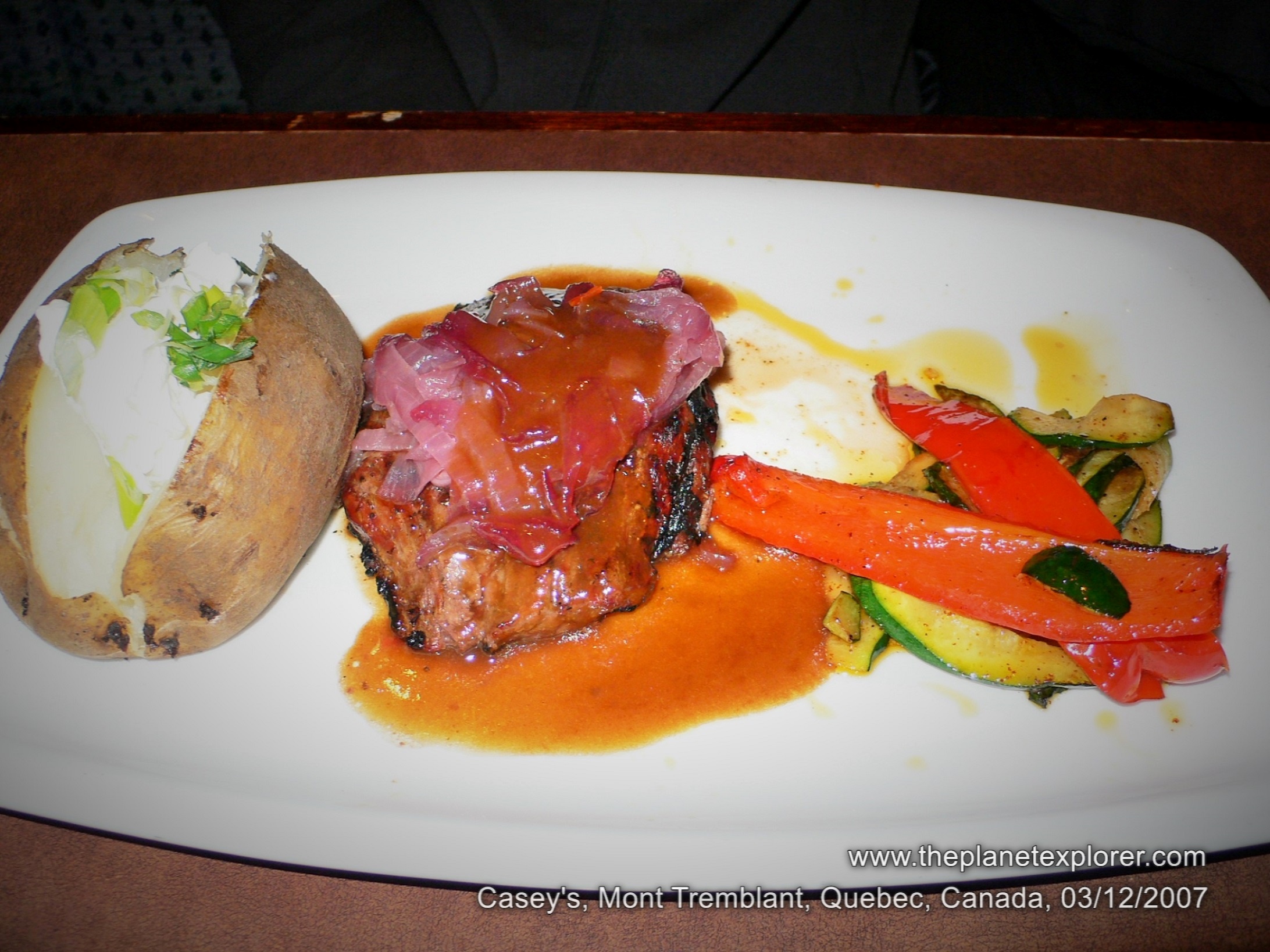 2007-12-03_1641_canada_quebec_mont-tremblant_caseys_food_lr_nw
