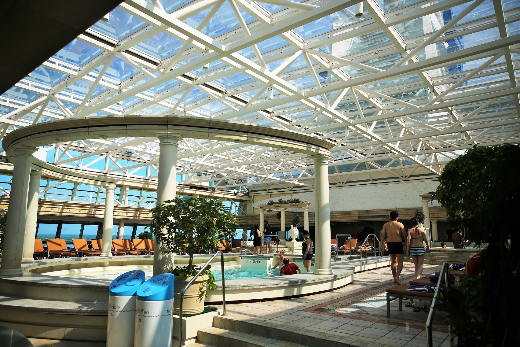 2013-01-04_1057_legend-of-the-seas_pool_lr_