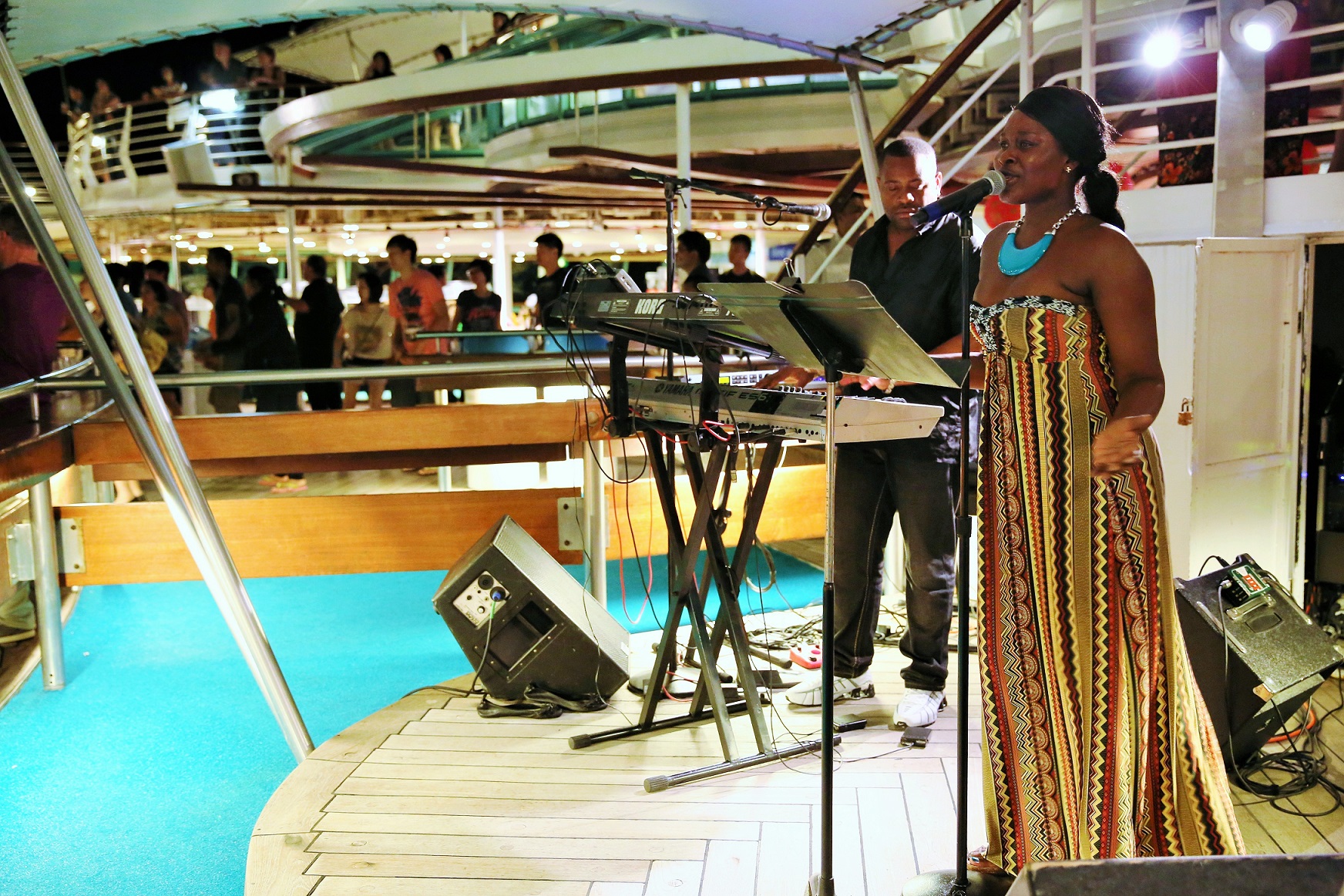 2013-01-05_2341_legend-of-the-seas_pool_poolside_singers_lr_
