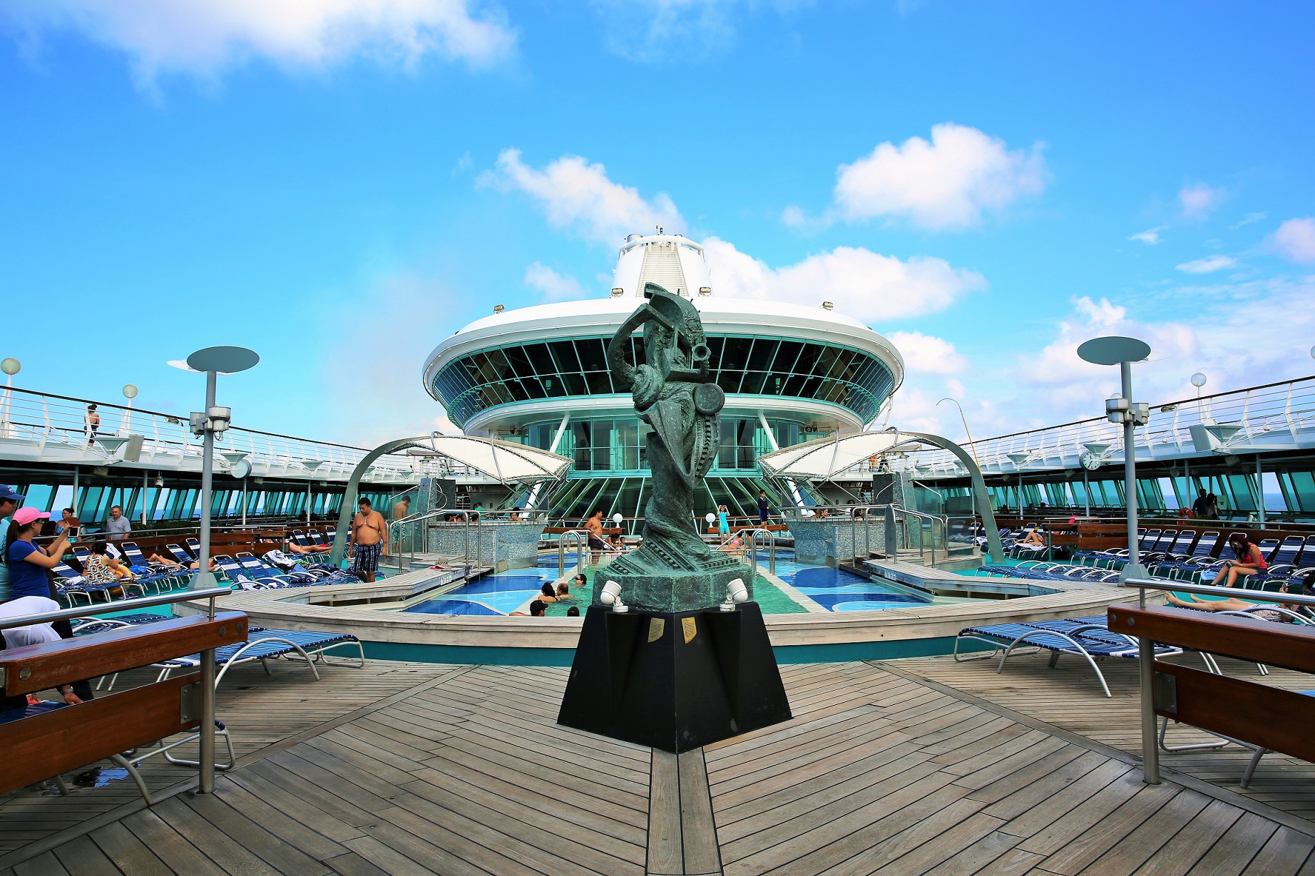 2013-01-06_1134_legend-of-the-seas_pool_poolside_lr_