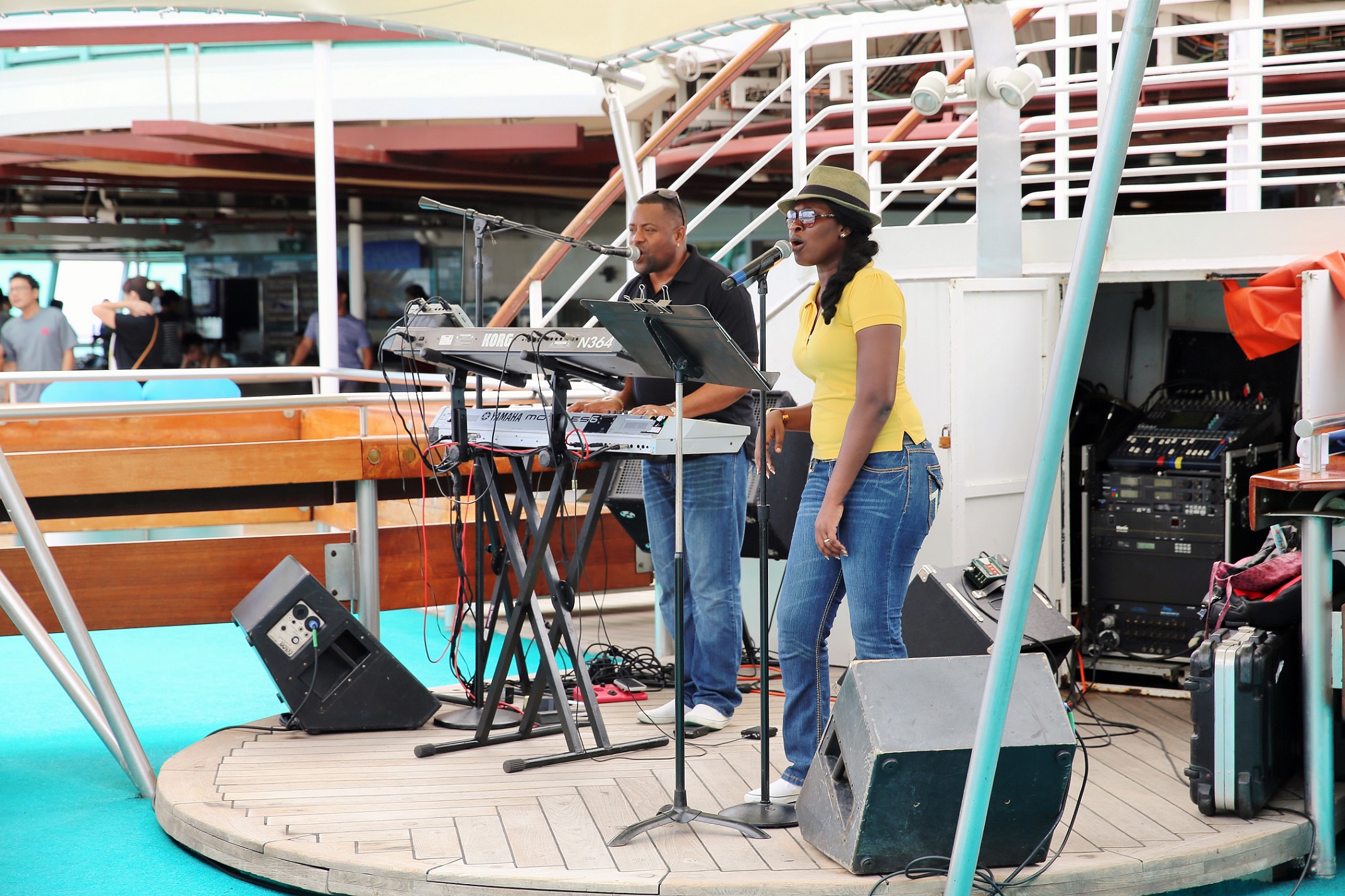 2013-01-06_1144_legend-of-the-seas_poolside_singers_lr_