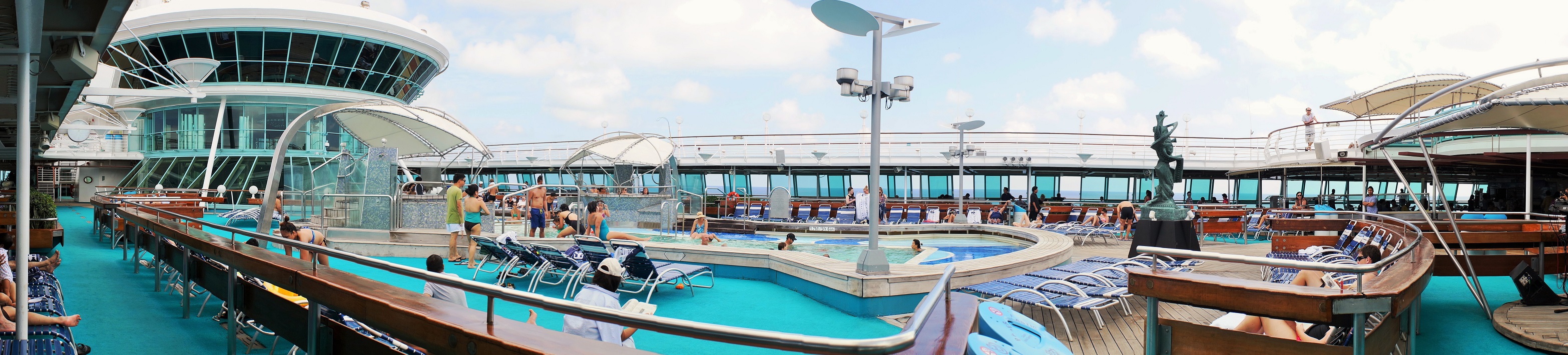 2013-01-06_1145_legend-of-the-seas_pool_lr_