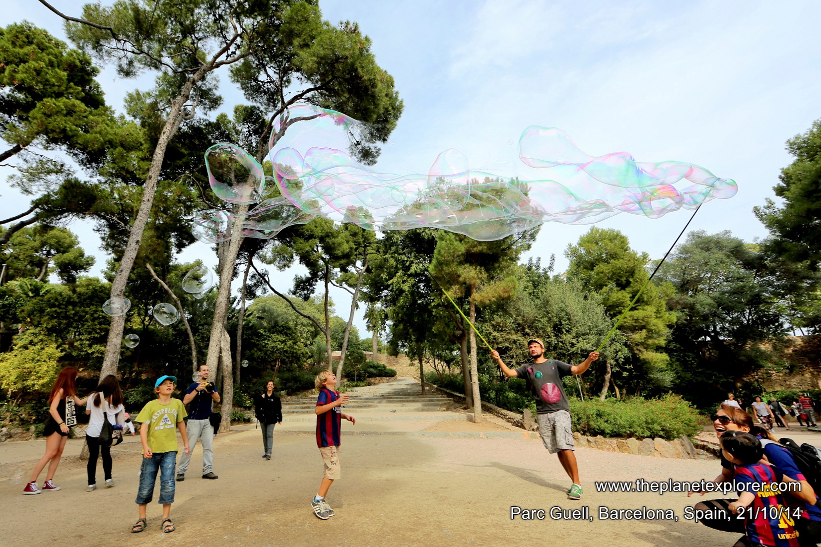 2014-10-21_1451_spain_catalonia_barcelona_parc-guell_bubbles_lr_nw