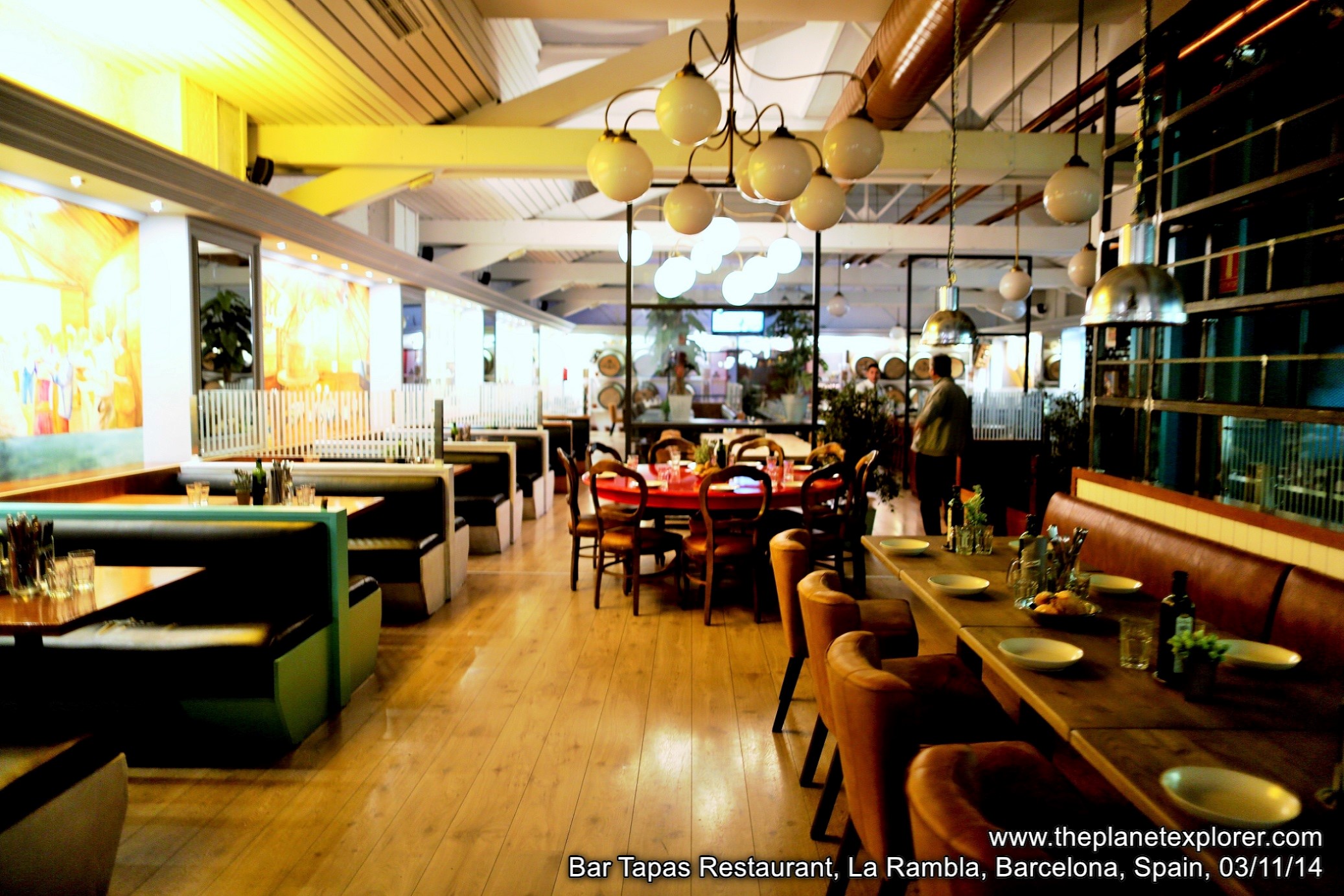 2014-11-03_1838_spain_barcelona_la-rambla_bar-tapas-restaurant_lr_www