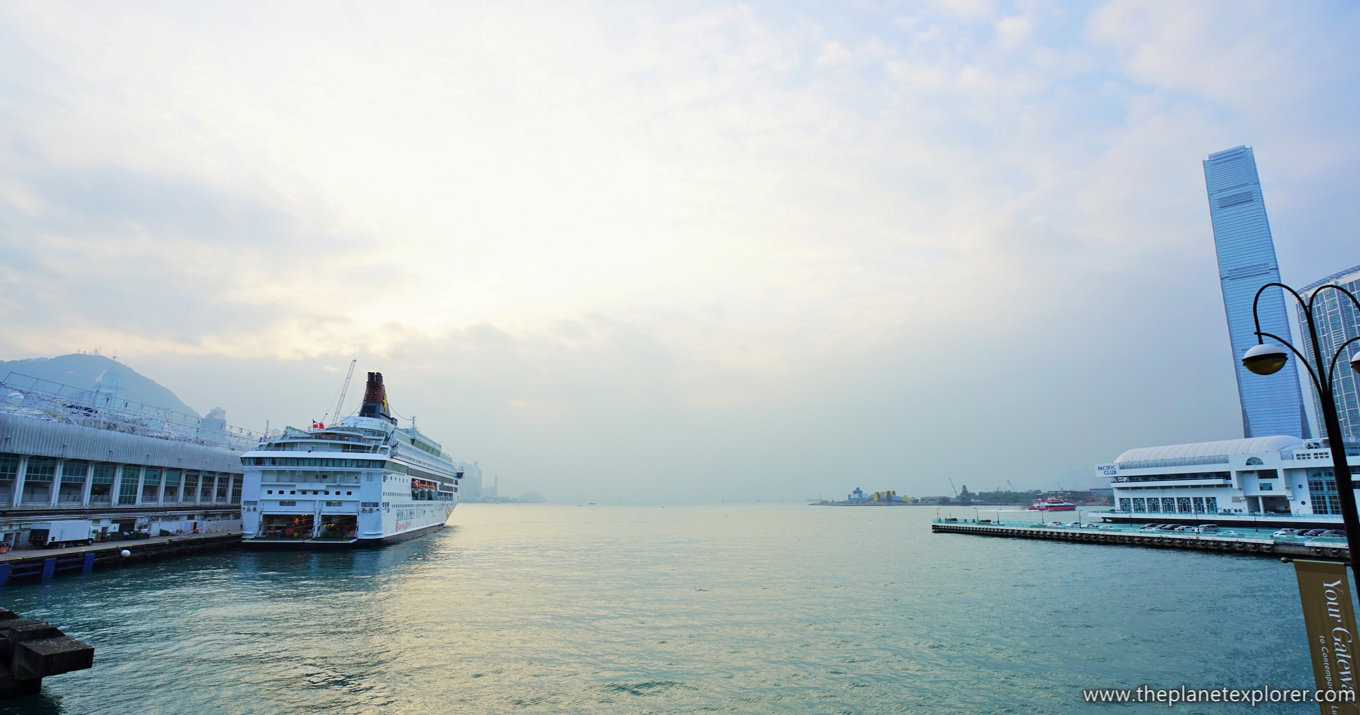 2015-12-31_1706_hk_tsim-sha-tsui_victoria-harbour_dsc01194_lr_