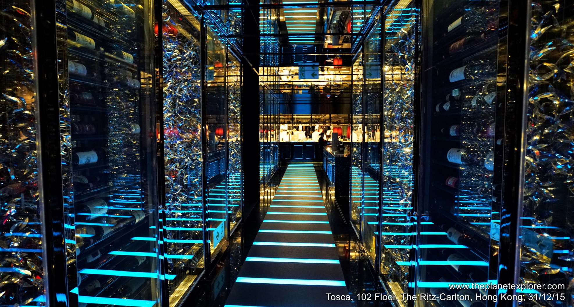 2015-12-31_2116_hk_the-ritz-carlton_tosca_walkway_dsc01294_lr_nw