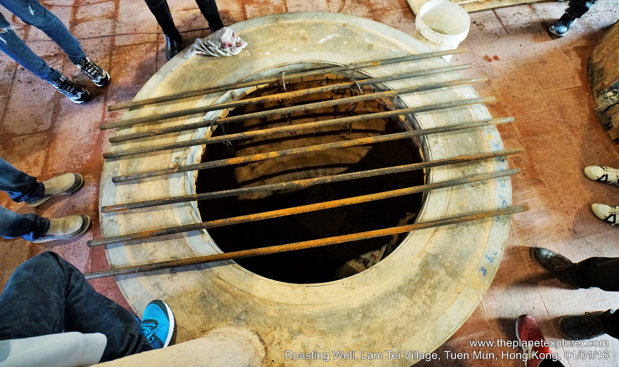 2016-01-01_1709_hk_tuen-mun_lam-tei-village_roasting-well_dsc01882_lr_nw