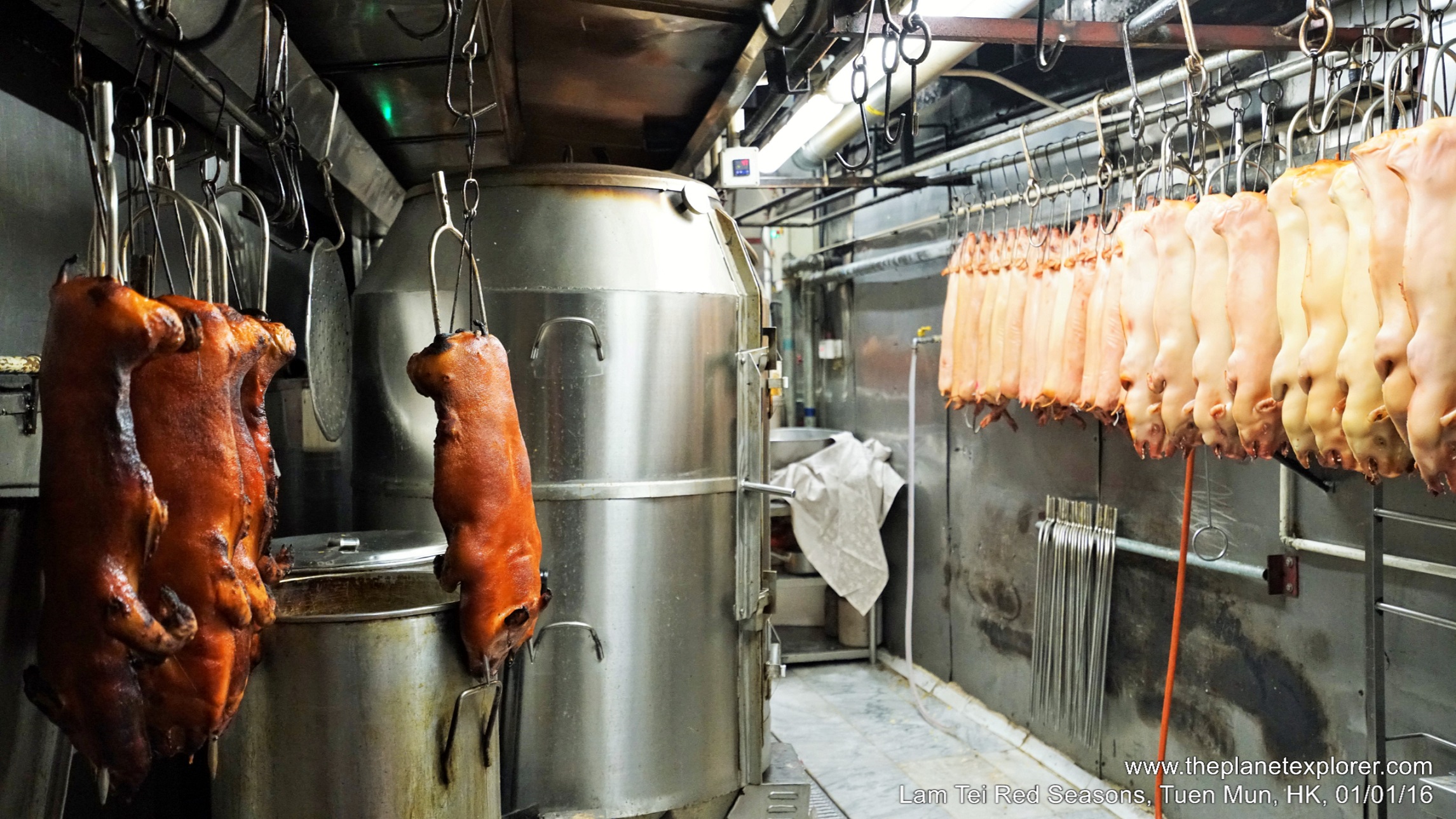 2016-01-01_1747_hk_tuen-mun_lam-tei-red-seasons_suckling-pig_dsc01912_lr_nw