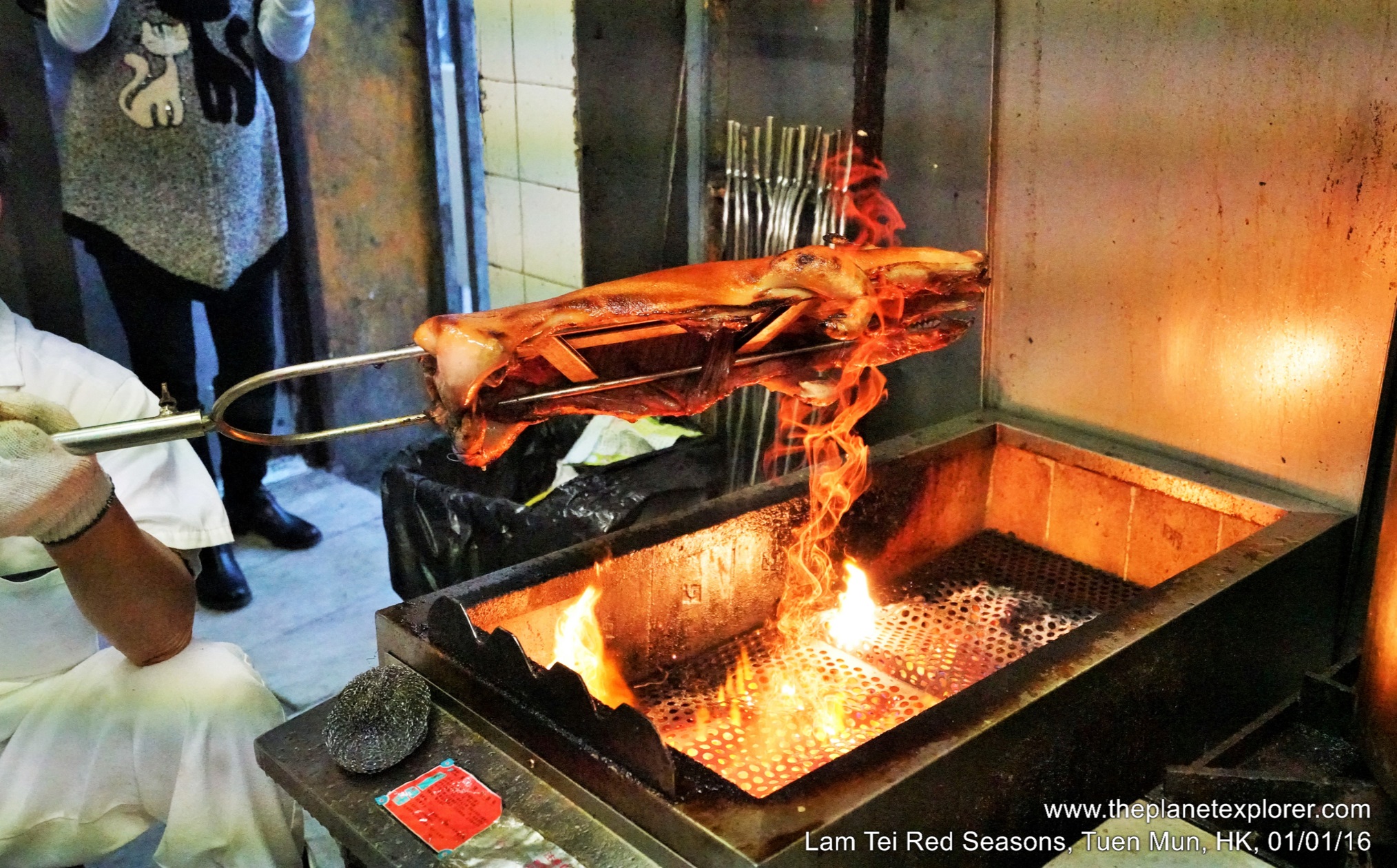 2016-01-01_1749_hk_tuen-mun_lam-tei-red-seasons_suckling-pig_dsc01923_lr_nw