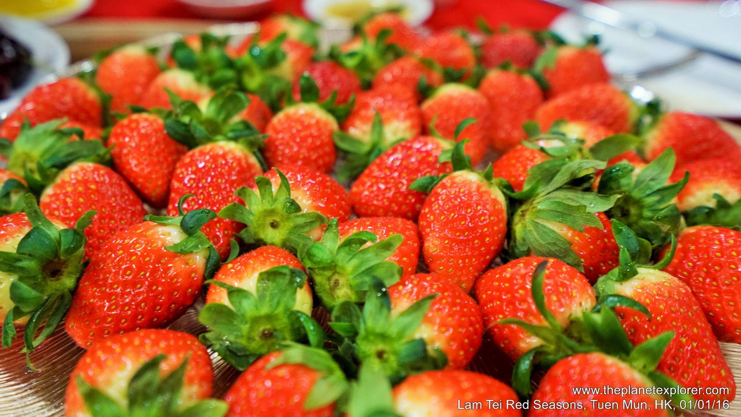 2016-01-01_1904_hk_tuen-mun_lam-tei-red-seasons_strawberries_dsc02006_lr_nw