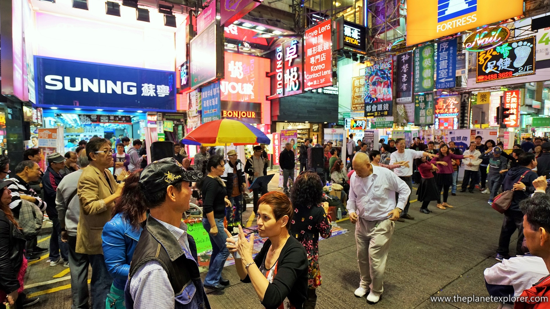 2016-01-02_2116_hk_sai-yeung-choi-street-south_dancers_dsc02240_lr_
