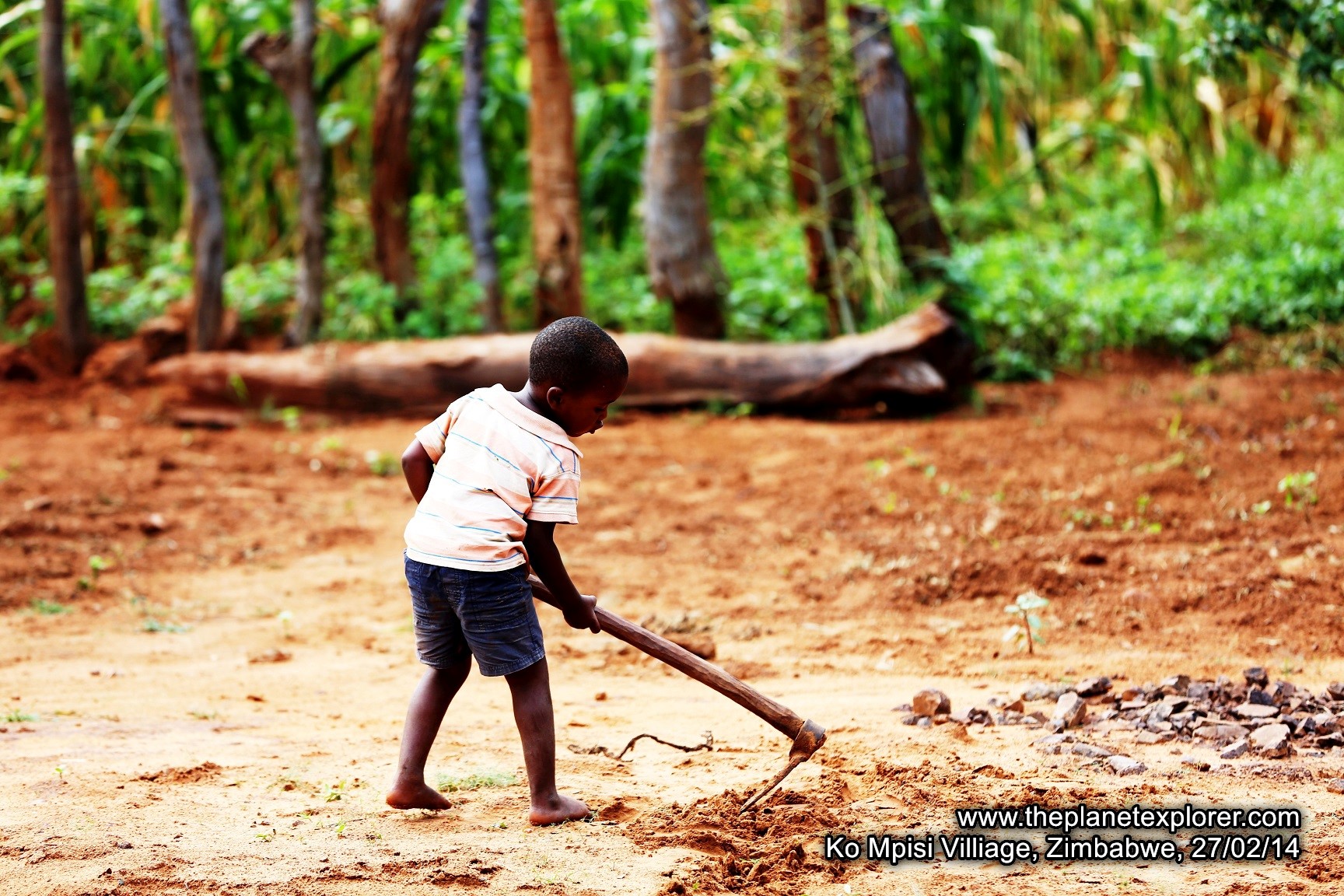 2014-02-27_1519_zimbabwe_ko-mpisi-villiage_kid_lr_nw