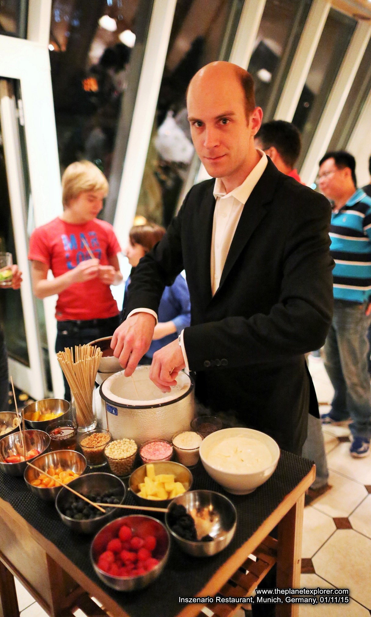 2015-11-01_2218_germany_munich_inszenario-restaurant_dessert_q03a9434_lr_nw