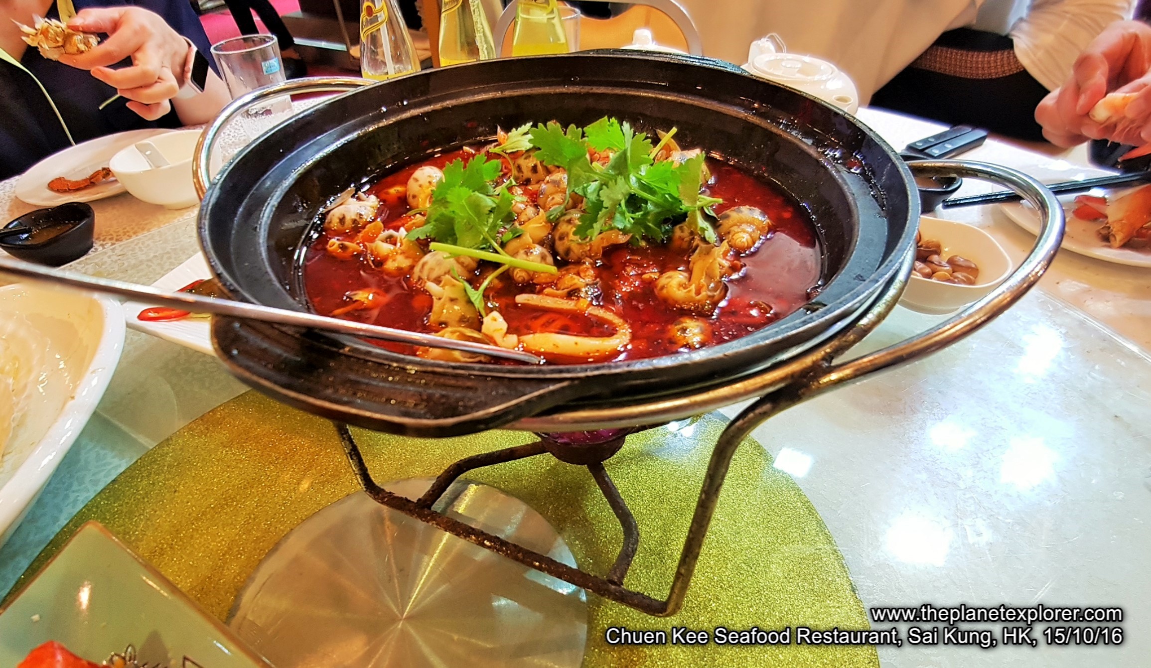 2016-10-15_2045_hk_sai-kung_chuen-kee-seafood-restaurant_clams_sn7_lr_nw