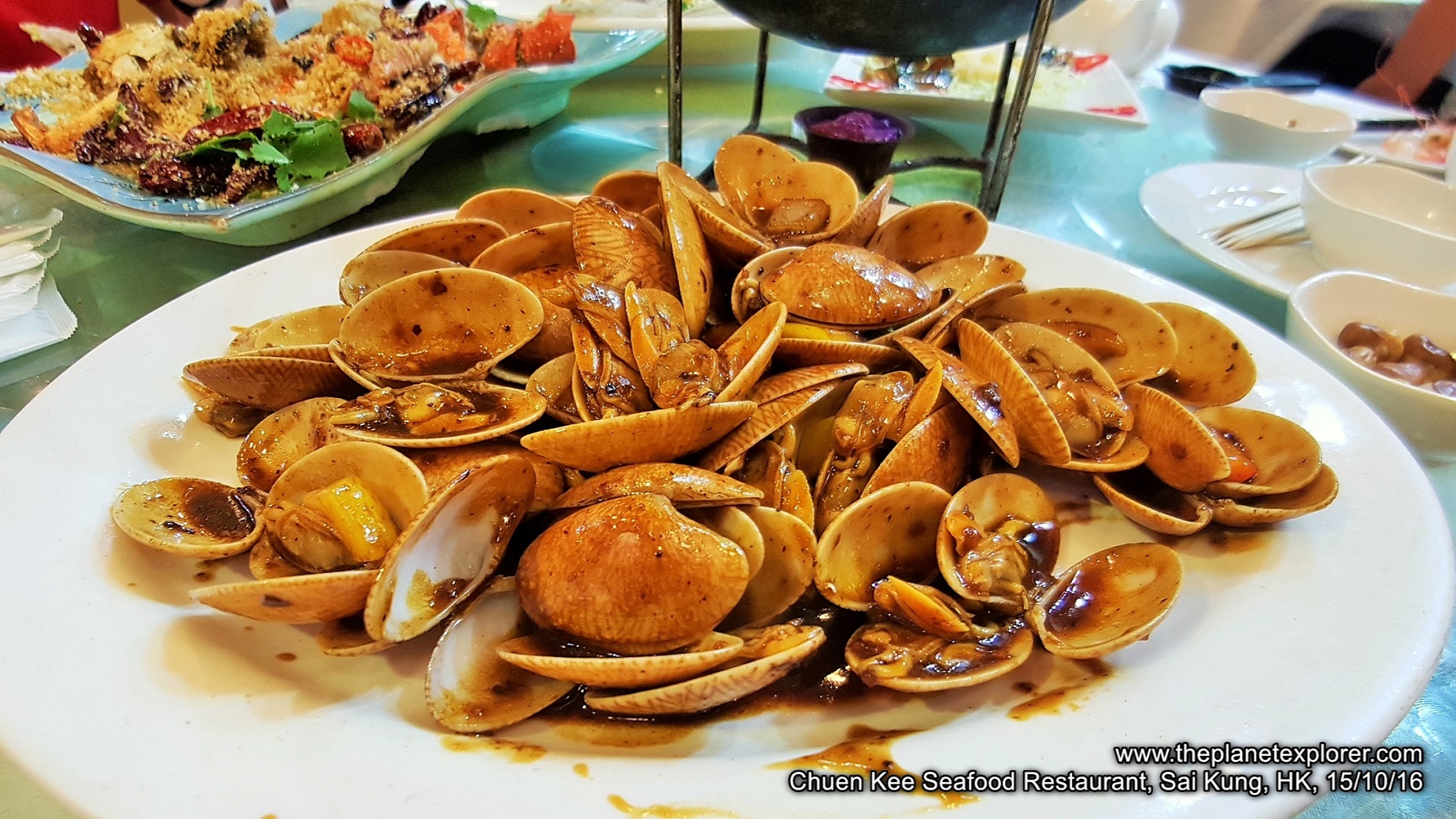 2016-10-15_2047_hk_sai-kung_chuen-kee-seafood-restaurant_clams_sn7_lr_nw