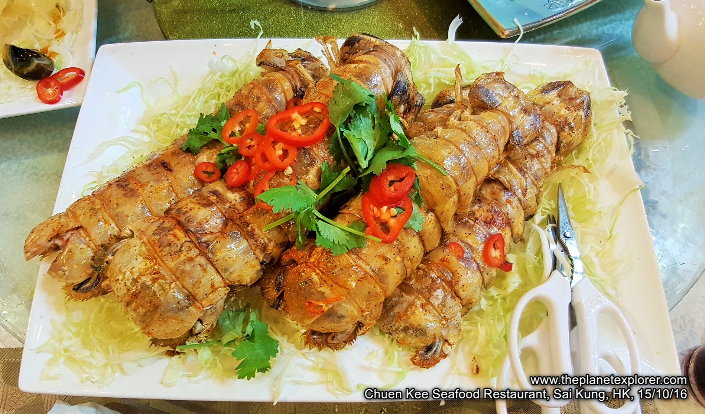 2016-10-15_2112_hk_sai-kung_chuen-kee-seafood-restaurant_mantis-shrimps_sn7_lr_nw