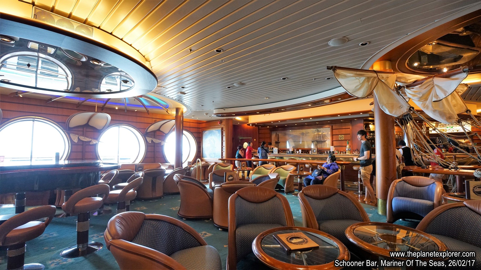 2007-02-26_1520_Mariner Of The Seas_Schooner Bar_DSC06928_s7R2_LR_@www