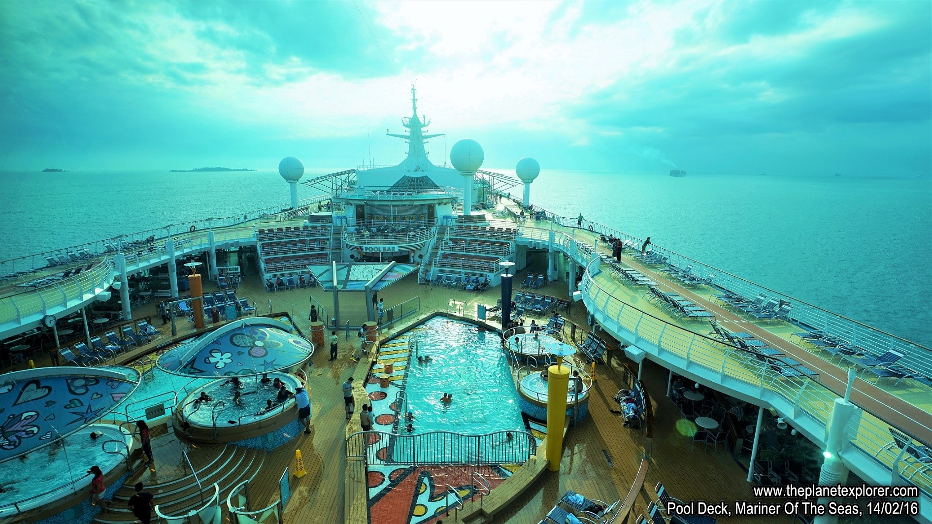 2016-02-14_1718_Mariner Of The Seas_Pool Deck_s7R2_DSC03695_LR_@www