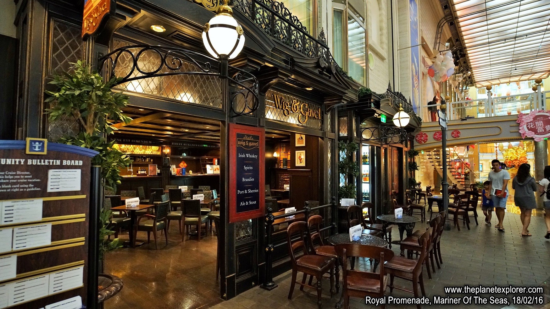 2016-02-18_1816_Mariner Of The Seas_Royal Promenade_Wig & Gavel_DSC04884_s7R2_LR_@www
