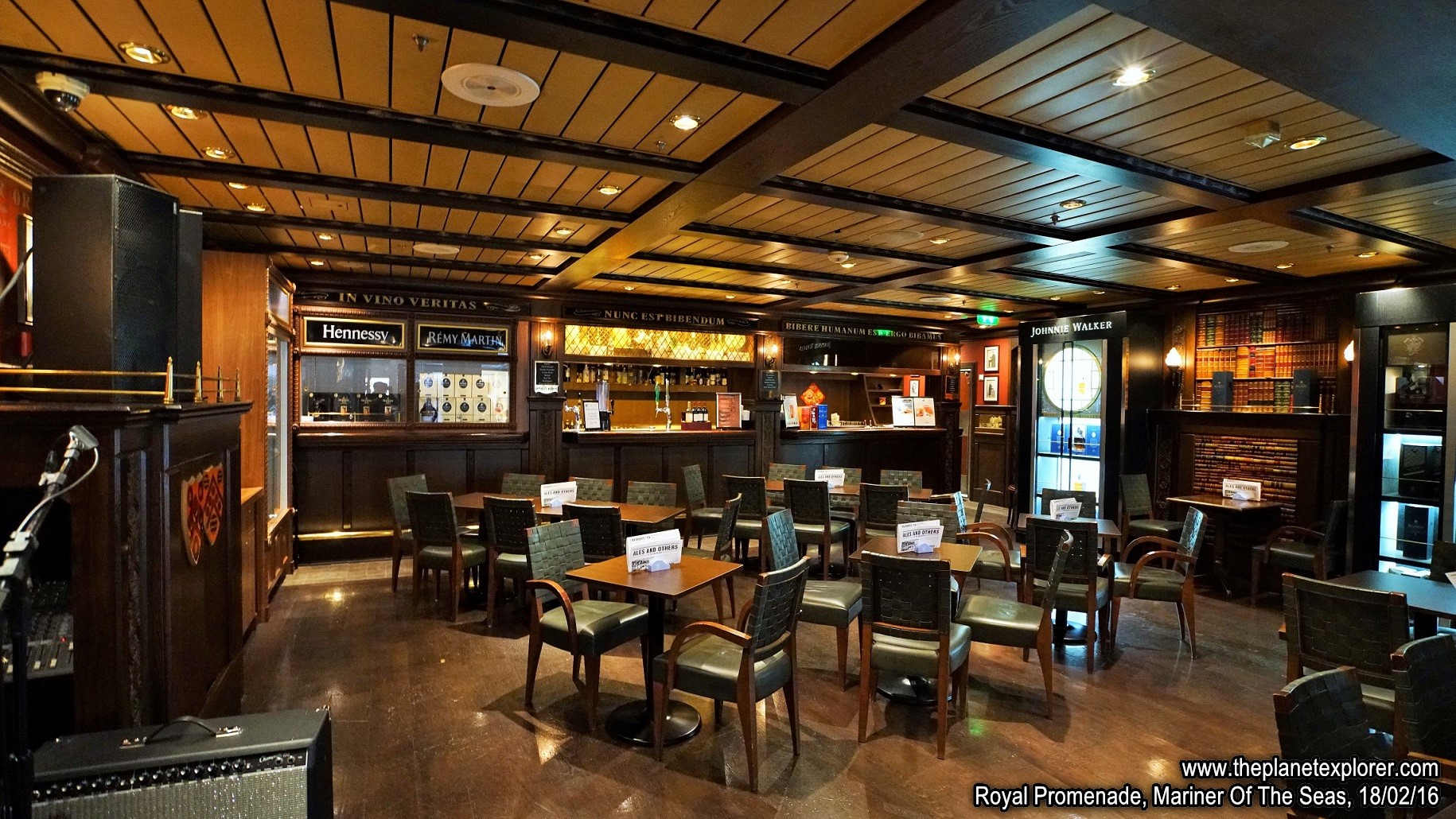 2016-02-18_1816_Mariner Of The Seas_Royal Promenade_Wig & Gavel_DSC04885_s7R2_LR_@www